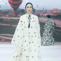 Inilah fashion show koleksi dari brand Heaven Lights di Jakarta Fashion Week 2025, di City Hall, Pondok Indah mall 3, Jakarta Selatan, Kamis [24/10/2024]. Heaven Lights menghadirkan busana palet monogram klasik yang dipadukan dengan warna eksotis sehingga memberikan tampilan yang mencolok. Foto: Mohammad Abduh/detikcom.