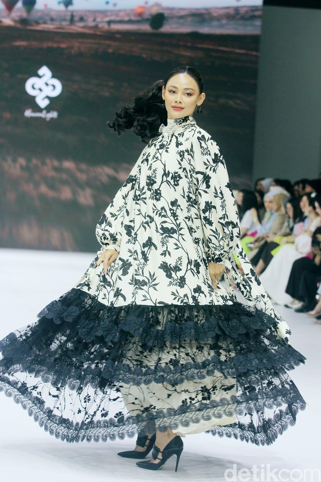 Inilah fashion show koleksi dari brand Heaven Lights di Jakarta Fashion Week 2025, di City Hall, Pondok Indah mall 3, Jakarta Selatan, Kamis [24/10/2024]. Heaven Lights menghadirkan busana palet monogram klasik yang dipadukan dengan warna eksotis sehingga memberikan tampilan yang mencolok. Foto: Mohammad Abduh/detikcom.