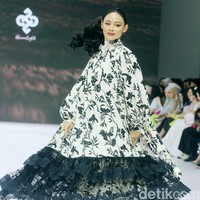 Inilah fashion show koleksi dari brand Heaven Lights di Jakarta Fashion Week 2025, di City Hall, Pondok Indah mall 3, Jakarta Selatan, Kamis [24/10/2024]. Heaven Lights menghadirkan busana palet monogram klasik yang dipadukan dengan warna eksotis sehingga memberikan tampilan yang mencolok. Foto: Mohammad Abduh/detikcom.