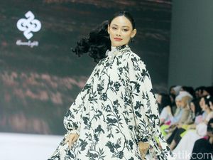 10 Koleksi Heaven Lights di JFW, Busana Modest Motif Bunga dan Monogram