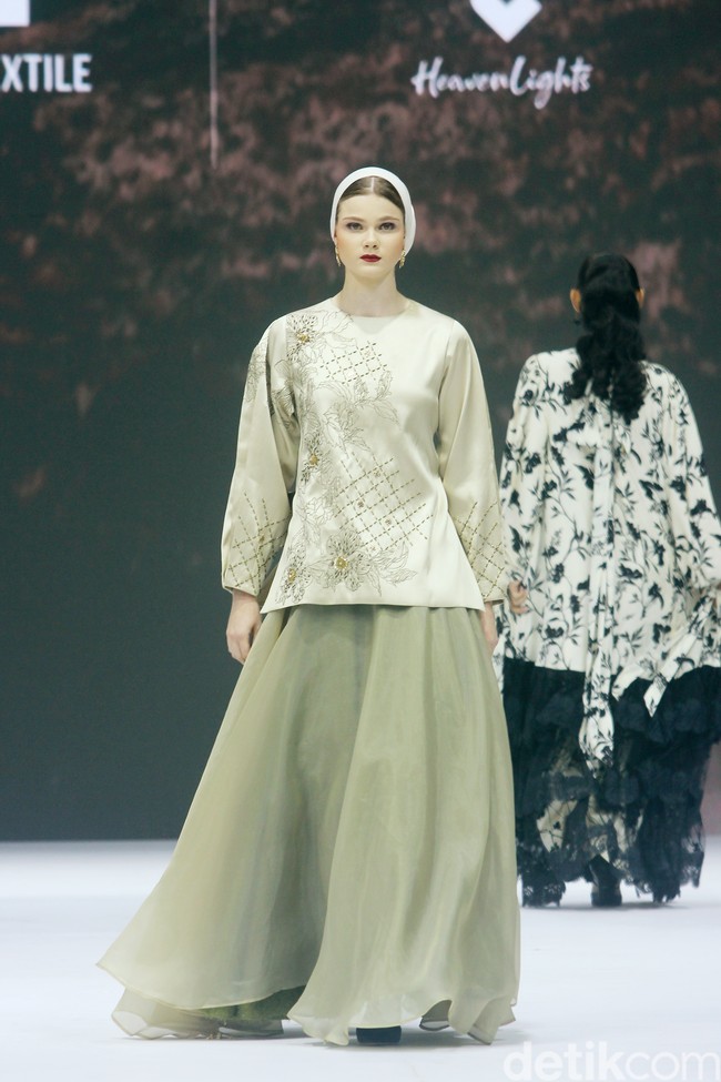 Inilah fashion show koleksi dari brand Heaven Lights di Jakarta Fashion Week 2025, di City Hall, Pondok Indah mall 3, Jakarta Selatan, Kamis [24/10/2024]. Heaven Lights menghadirkan busana palet monogram klasik yang dipadukan dengan warna eksotis sehingga memberikan tampilan yang mencolok. Foto: Mohammad Abduh/detikcom.