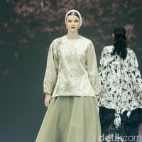 Inilah fashion show koleksi dari brand Heaven Lights di Jakarta Fashion Week 2025, di City Hall, Pondok Indah mall 3, Jakarta Selatan, Kamis [24/10/2024]. Heaven Lights menghadirkan busana palet monogram klasik yang dipadukan dengan warna eksotis sehingga memberikan tampilan yang mencolok. Foto: Mohammad Abduh/detikcom.