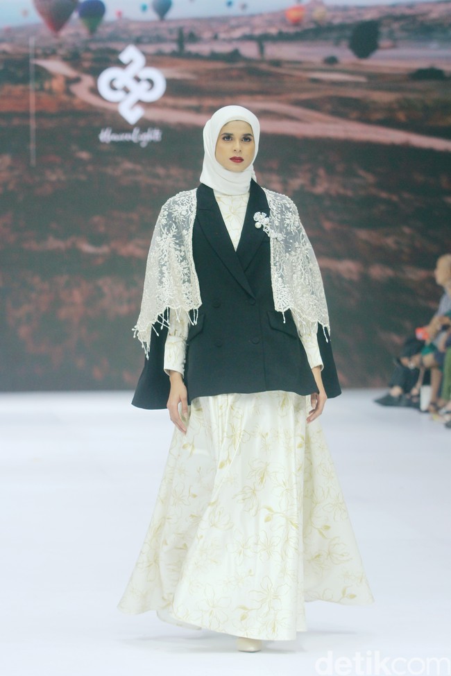 Inilah fashion show koleksi dari brand Heaven Lights di Jakarta Fashion Week 2025, di City Hall, Pondok Indah mall 3, Jakarta Selatan, Kamis [24/10/2024]. Heaven Lights menghadirkan busana palet monogram klasik yang dipadukan dengan warna eksotis sehingga memberikan tampilan yang mencolok. Foto: Mohammad Abduh/detikcom.