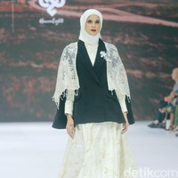 Inilah fashion show koleksi dari brand Heaven Lights di Jakarta Fashion Week 2025, di City Hall, Pondok Indah mall 3, Jakarta Selatan, Kamis [24/10/2024]. Heaven Lights menghadirkan busana palet monogram klasik yang dipadukan dengan warna eksotis sehingga memberikan tampilan yang mencolok. Foto: Mohammad Abduh/detikcom.