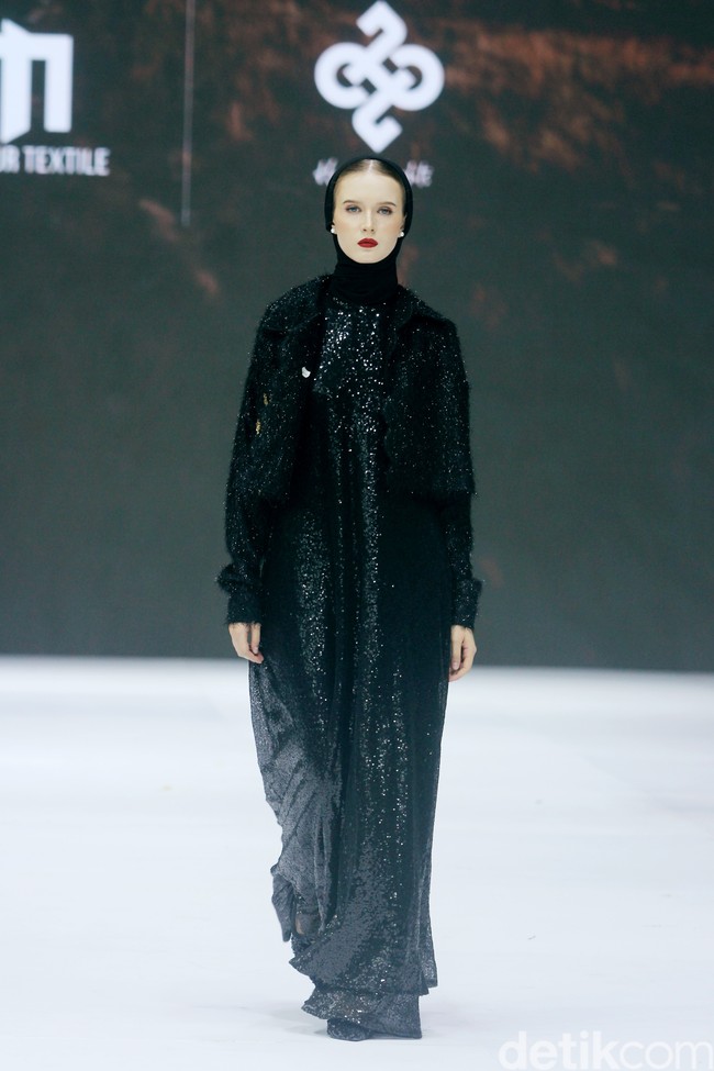 Inilah fashion show koleksi dari brand Heaven Lights di Jakarta Fashion Week 2025, di City Hall, Pondok Indah mall 3, Jakarta Selatan, Kamis [24/10/2024]. Heaven Lights menghadirkan busana palet monogram klasik yang dipadukan dengan warna eksotis sehingga memberikan tampilan yang mencolok. Foto: Mohammad Abduh/detikcom.