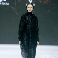 Inilah fashion show koleksi dari brand Heaven Lights di Jakarta Fashion Week 2025, di City Hall, Pondok Indah mall 3, Jakarta Selatan, Kamis [24/10/2024]. Heaven Lights menghadirkan busana palet monogram klasik yang dipadukan dengan warna eksotis sehingga memberikan tampilan yang mencolok. Foto: Mohammad Abduh/detikcom.