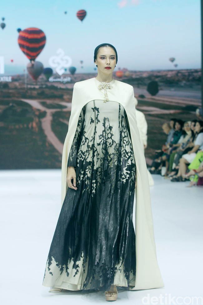 Inilah fashion show koleksi dari brand Heaven Lights di Jakarta Fashion Week 2025, di City Hall, Pondok Indah mall 3, Jakarta Selatan, Kamis [24/10/2024]. Heaven Lights menghadirkan busana palet monogram klasik yang dipadukan dengan warna eksotis sehingga memberikan tampilan yang mencolok. Foto: Mohammad Abduh/detikcom.