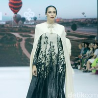 Inilah fashion show koleksi dari brand Heaven Lights di Jakarta Fashion Week 2025, di City Hall, Pondok Indah mall 3, Jakarta Selatan, Kamis [24/10/2024]. Heaven Lights menghadirkan busana palet monogram klasik yang dipadukan dengan warna eksotis sehingga memberikan tampilan yang mencolok. Foto: Mohammad Abduh/detikcom.