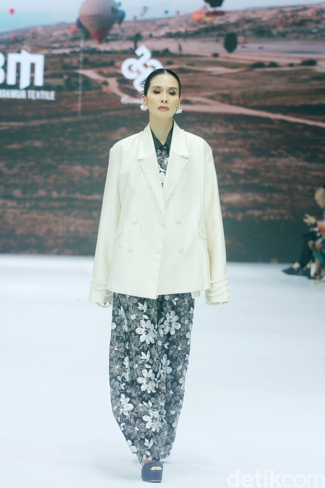 Inilah fashion show koleksi dari brand Heaven Lights di Jakarta Fashion Week 2025, di City Hall, Pondok Indah mall 3, Jakarta Selatan, Kamis [24/10/2024]. Heaven Lights menghadirkan busana palet monogram klasik yang dipadukan dengan warna eksotis sehingga memberikan tampilan yang mencolok. Foto: Mohammad Abduh/detikcom.