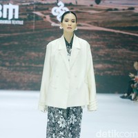 Inilah fashion show koleksi dari brand Heaven Lights di Jakarta Fashion Week 2025, di City Hall, Pondok Indah mall 3, Jakarta Selatan, Kamis [24/10/2024]. Heaven Lights menghadirkan busana palet monogram klasik yang dipadukan dengan warna eksotis sehingga memberikan tampilan yang mencolok. Foto: Mohammad Abduh/detikcom.