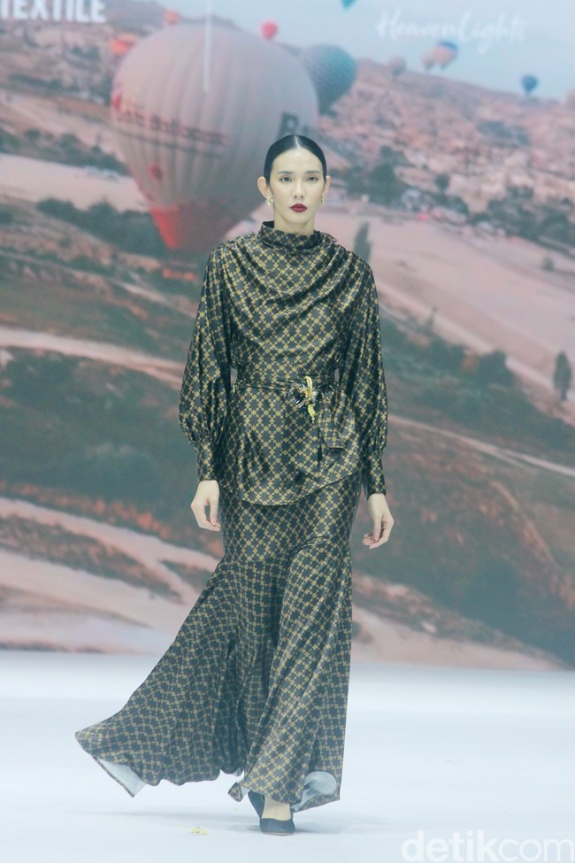 Inilah fashion show koleksi dari brand Heaven Lights di Jakarta Fashion Week 2025, di City Hall, Pondok Indah mall 3, Jakarta Selatan, Kamis [24/10/2024]. Heaven Lights menghadirkan busana palet monogram klasik yang dipadukan dengan warna eksotis sehingga memberikan tampilan yang mencolok. Foto: Mohammad Abduh/detikcom.