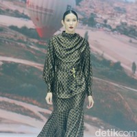 Inilah fashion show koleksi dari brand Heaven Lights di Jakarta Fashion Week 2025, di City Hall, Pondok Indah mall 3, Jakarta Selatan, Kamis [24/10/2024]. Heaven Lights menghadirkan busana palet monogram klasik yang dipadukan dengan warna eksotis sehingga memberikan tampilan yang mencolok. Foto: Mohammad Abduh/detikcom.