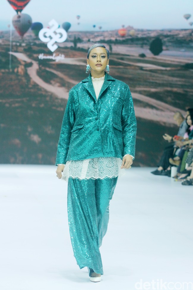 Inilah fashion show koleksi dari brand Heaven Lights di Jakarta Fashion Week 2025, di City Hall, Pondok Indah mall 3, Jakarta Selatan, Kamis [24/10/2024]. Heaven Lights menghadirkan busana palet monogram klasik yang dipadukan dengan warna eksotis sehingga memberikan tampilan yang mencolok. Foto: Mohammad Abduh/detikcom.