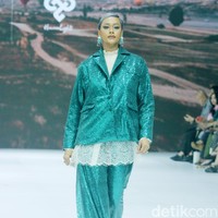 Inilah fashion show koleksi dari brand Heaven Lights di Jakarta Fashion Week 2025, di City Hall, Pondok Indah mall 3, Jakarta Selatan, Kamis [24/10/2024]. Heaven Lights menghadirkan busana palet monogram klasik yang dipadukan dengan warna eksotis sehingga memberikan tampilan yang mencolok. Foto: Mohammad Abduh/detikcom.
