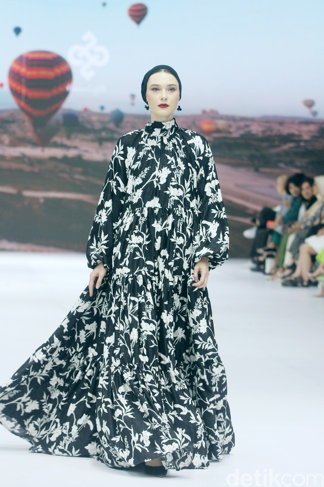 Inilah fashion show koleksi dari brand Heaven Lights di Jakarta Fashion Week 2025, di City Hall, Pondok Indah mall 3, Jakarta Selatan, Kamis [24/10/2024]. Heaven Lights menghadirkan busana palet monogram klasik yang dipadukan dengan warna eksotis sehingga memberikan tampilan yang mencolok. Foto: Mohammad Abduh/detikcom.