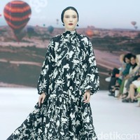 Inilah fashion show koleksi dari brand Heaven Lights di Jakarta Fashion Week 2025, di City Hall, Pondok Indah mall 3, Jakarta Selatan, Kamis [24/10/2024]. Heaven Lights menghadirkan busana palet monogram klasik yang dipadukan dengan warna eksotis sehingga memberikan tampilan yang mencolok. Foto: Mohammad Abduh/detikcom.