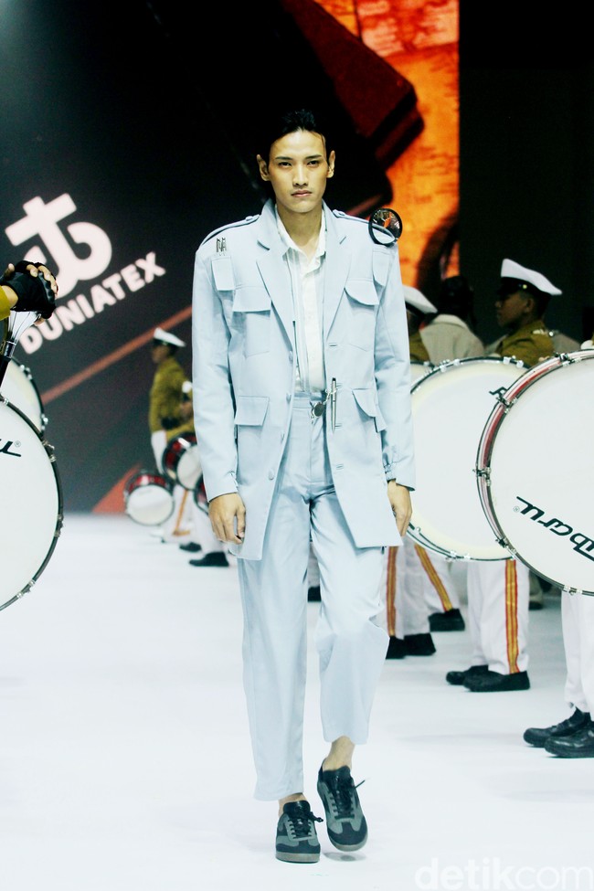 Inilah koleksi tebaru Danjyo Hiyoji di Jakarta Fashion Week 2025, di City Hall, Pondok Indah mall 3, Jakarta Selatan. Dana Maulana desainer Danjyo Hyoji menawarkan koleksi dengan potongan dan warna klasik namun unik serta busana dengan gaya yang lebih edgy dan eksperimental. Foto: Mohammad Abduh/detikcom.