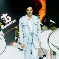 Inilah koleksi tebaru Danjyo Hiyoji di Jakarta Fashion Week 2025, di City Hall, Pondok Indah mall 3, Jakarta Selatan. Dana Maulana desainer Danjyo Hyoji menawarkan koleksi dengan potongan dan warna klasik namun unik serta busana dengan gaya yang lebih edgy dan eksperimental. Foto: Mohammad Abduh/detikcom.