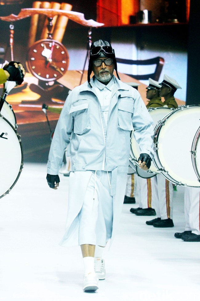 Inilah koleksi tebaru Danjyo Hiyoji di Jakarta Fashion Week 2025, di City Hall, Pondok Indah mall 3, Jakarta Selatan. Dana Maulana desainer Danjyo Hyoji menawarkan koleksi dengan potongan dan warna klasik namun unik serta busana dengan gaya yang lebih edgy dan eksperimental. Foto: Mohammad Abduh/detikcom.