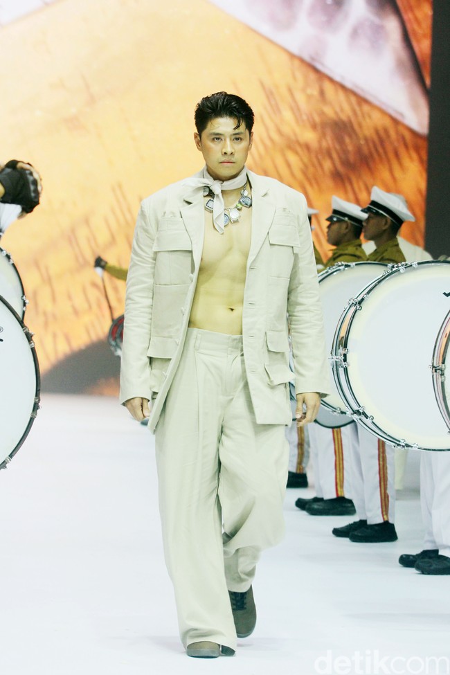 Inilah koleksi tebaru Danjyo Hiyoji di Jakarta Fashion Week 2025, di City Hall, Pondok Indah mall 3, Jakarta Selatan. Dana Maulana desainer Danjyo Hyoji menawarkan koleksi dengan potongan dan warna klasik namun unik serta busana dengan gaya yang lebih edgy dan eksperimental. Foto: Mohammad Abduh/detikcom.