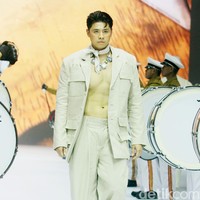 Inilah koleksi tebaru Danjyo Hiyoji di Jakarta Fashion Week 2025, di City Hall, Pondok Indah mall 3, Jakarta Selatan. Dana Maulana desainer Danjyo Hyoji menawarkan koleksi dengan potongan dan warna klasik namun unik serta busana dengan gaya yang lebih edgy dan eksperimental. Foto: Mohammad Abduh/detikcom.