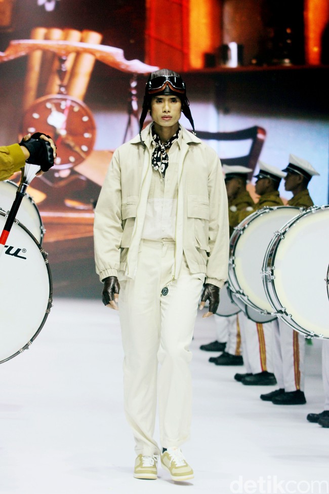 Inilah koleksi tebaru Danjyo Hiyoji di Jakarta Fashion Week 2025, di City Hall, Pondok Indah mall 3, Jakarta Selatan. Dana Maulana desainer Danjyo Hyoji menawarkan koleksi dengan potongan dan warna klasik namun unik serta busana dengan gaya yang lebih edgy dan eksperimental. Foto: Mohammad Abduh/detikcom.