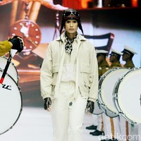 Inilah koleksi tebaru Danjyo Hiyoji di Jakarta Fashion Week 2025, di City Hall, Pondok Indah mall 3, Jakarta Selatan. Dana Maulana desainer Danjyo Hyoji menawarkan koleksi dengan potongan dan warna klasik namun unik serta busana dengan gaya yang lebih edgy dan eksperimental. Foto: Mohammad Abduh/detikcom.