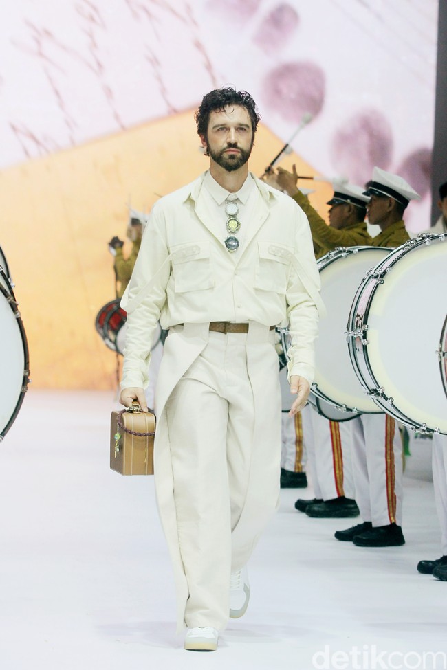 Inilah koleksi tebaru Danjyo Hiyoji di Jakarta Fashion Week 2025, di City Hall, Pondok Indah mall 3, Jakarta Selatan. Dana Maulana desainer Danjyo Hyoji menawarkan koleksi dengan potongan dan warna klasik namun unik serta busana dengan gaya yang lebih edgy dan eksperimental.. Foto: Mohammad Abduh/detikcom.