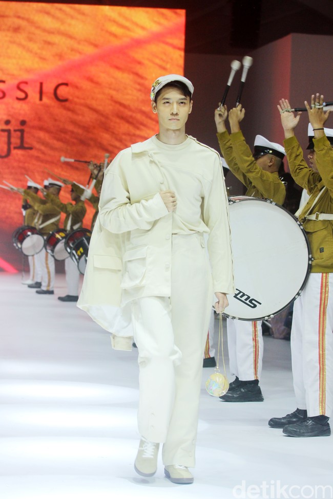 Inilah koleksi tebaru Danjyo Hiyoji di Jakarta Fashion Week 2025, di City Hall, Pondok Indah mall 3, Jakarta Selatan. Dana Maulana desainer Danjyo Hyoji menawarkan koleksi dengan potongan dan warna klasik namun unik serta busana dengan gaya yang lebih edgy dan eksperimental. Foto: Mohammad Abduh/detikcom.