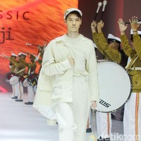 Inilah koleksi tebaru Danjyo Hiyoji di Jakarta Fashion Week 2025, di City Hall, Pondok Indah mall 3, Jakarta Selatan. Dana Maulana desainer Danjyo Hyoji menawarkan koleksi dengan potongan dan warna klasik namun unik serta busana dengan gaya yang lebih edgy dan eksperimental. Foto: Mohammad Abduh/detikcom.