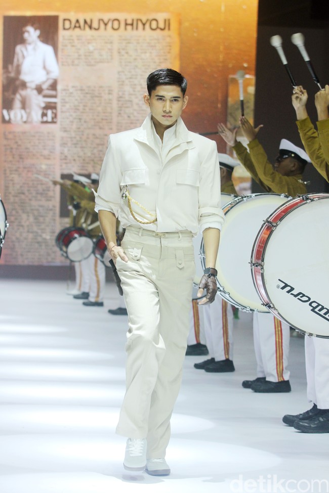 Inilah koleksi tebaru Danjyo Hiyoji di Jakarta Fashion Week 2025, di City Hall, Pondok Indah mall 3, Jakarta Selatan. Dana Maulana desainer Danjyo Hyoji menawarkan koleksi dengan potongan dan warna klasik namun unik serta busana dengan gaya yang lebih edgy dan eksperimental. Foto: Mohammad Abduh/detikcom