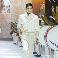Inilah koleksi tebaru Danjyo Hiyoji di Jakarta Fashion Week 2025, di City Hall, Pondok Indah mall 3, Jakarta Selatan. Dana Maulana desainer Danjyo Hyoji menawarkan koleksi dengan potongan dan warna klasik namun unik serta busana dengan gaya yang lebih edgy dan eksperimental. Foto: Mohammad Abduh/detikcom