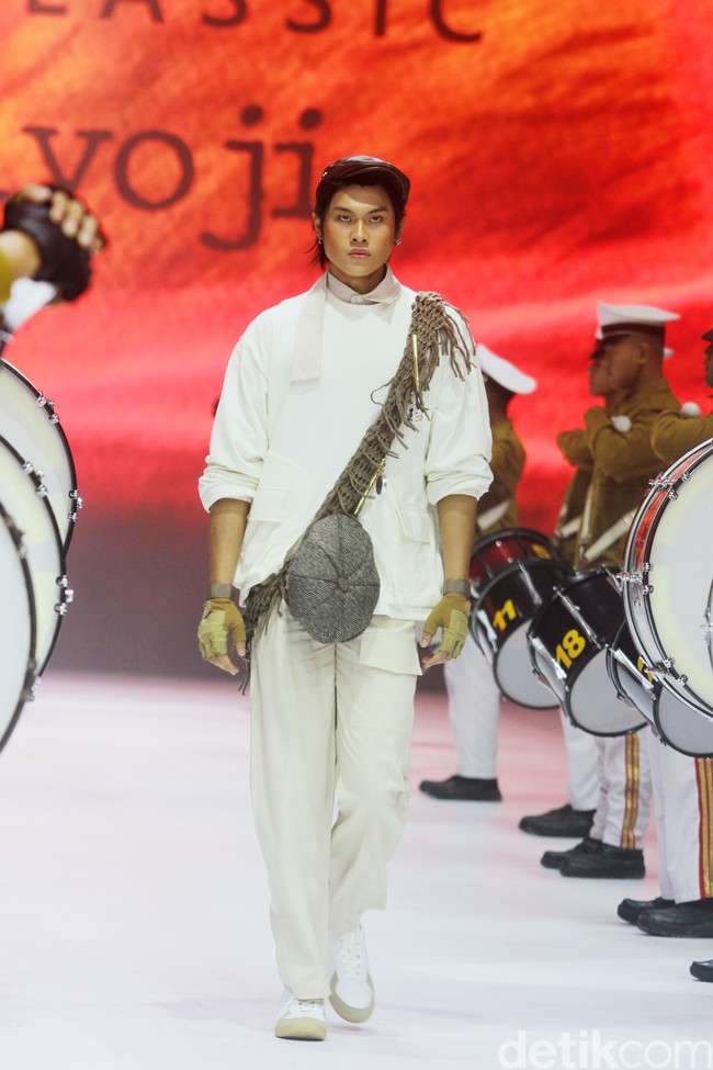 Inilah koleksi tebaru Danjyo Hiyoji di Jakarta Fashion Week 2025, di City Hall, Pondok Indah mall 3, Jakarta Selatan. Dana Maulana desainer Danjyo Hyoji menawarkan koleksi dengan potongan dan warna klasik namun unik serta busana dengan gaya yang lebih edgy dan eksperimental. Foto: Mohammad Abduh/detikcom.