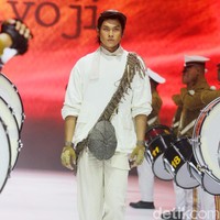 Inilah koleksi tebaru Danjyo Hiyoji di Jakarta Fashion Week 2025, di City Hall, Pondok Indah mall 3, Jakarta Selatan. Dana Maulana desainer Danjyo Hyoji menawarkan koleksi dengan potongan dan warna klasik namun unik serta busana dengan gaya yang lebih edgy dan eksperimental. Foto: Mohammad Abduh/detikcom.
