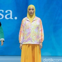Si.Se.Sa. menggelar fashion show tunggal untuk merilis koleksi terbarunya dalam fashion show bertajuk di Hotel Ritz Calton, Pacific Place, Jakarta, Rabu [6/11/2024]. Koleksi ini ada yang menggunakan bahan dari kulit jagung yang ramah lingkungan.  Foto: Mohammad Abduh/detikcom.