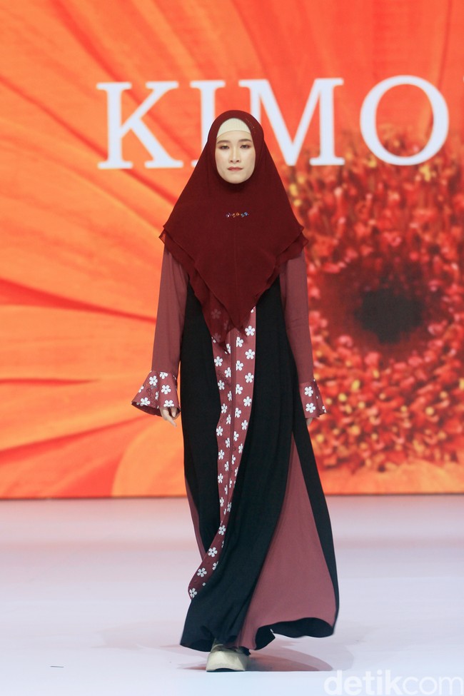 Si.Se.Sa. menggelar fashion show tunggal untuk merilis koleksi terbarunya dalam fashion show bertajuk di Hotel Ritz Calton, Pacific Place, Jakarta, Rabu [6/11/2024]. Koleksi ini ada yang menggunakan bahan dari kulit jagung yang ramah lingkungan. Foto: Mohammad Abduh/detikcom.