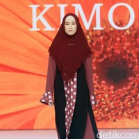 Si.Se.Sa. menggelar fashion show tunggal untuk merilis koleksi terbarunya dalam fashion show bertajuk di Hotel Ritz Calton, Pacific Place, Jakarta, Rabu [6/11/2024]. Koleksi ini ada yang menggunakan bahan dari kulit jagung yang ramah lingkungan. Foto: Mohammad Abduh/detikcom.
