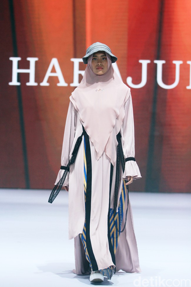 Si.Se.Sa. menggelar fashion show tunggal untuk merilis koleksi terbarunya dalam fashion show bertajuk di Hotel Ritz Calton, Pacific Place, Jakarta, Rabu [6/11/2024]. Koleksi ini ada yang menggunakan bahan dari kulit jagung yang ramah lingkungan. Foto: Mohammad Abduh/detikcom.