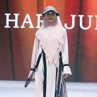 Si.Se.Sa. menggelar fashion show tunggal untuk merilis koleksi terbarunya dalam fashion show bertajuk di Hotel Ritz Calton, Pacific Place, Jakarta, Rabu [6/11/2024]. Koleksi ini ada yang menggunakan bahan dari kulit jagung yang ramah lingkungan. Foto: Mohammad Abduh/detikcom.