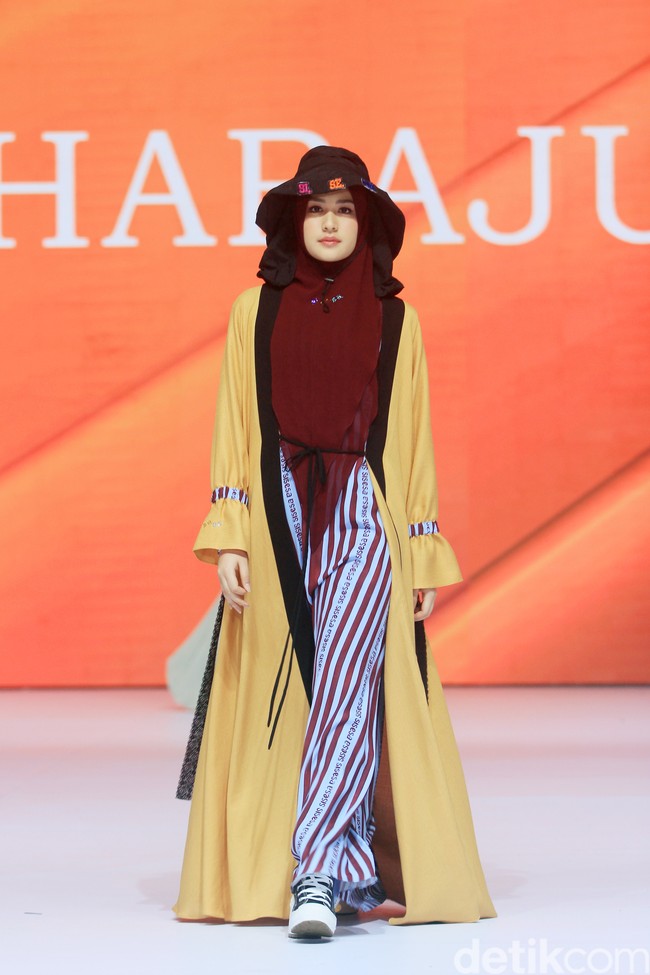 Si.Se.Sa. menggelar fashion show tunggal untuk merilis koleksi terbarunya dalam fashion show bertajuk di Hotel Ritz Calton, Pacific Place, Jakarta, Rabu [6/11/2024]. Koleksi ini ada yang menggunakan bahan dari kulit jagung yang ramah lingkungan.  Foto: Mohammad Abduh/detikcom.