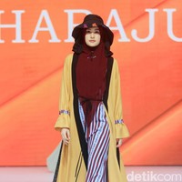 Si.Se.Sa. menggelar fashion show tunggal untuk merilis koleksi terbarunya dalam fashion show bertajuk di Hotel Ritz Calton, Pacific Place, Jakarta, Rabu [6/11/2024]. Koleksi ini ada yang menggunakan bahan dari kulit jagung yang ramah lingkungan.  Foto: Mohammad Abduh/detikcom.