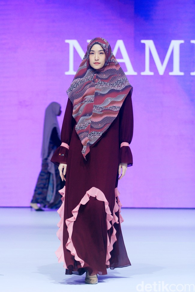 Si.Se.Sa. menggelar fashion show tunggal untuk merilis koleksi terbarunya dalam fashion show bertajuk di Hotel Ritz Calton, Pacific Place, Jakarta, Rabu [6/11/2024]. Koleksi ini ada yang menggunakan bahan dari kulit jagung yang ramah lingkungan.  Foto: Mohammad Abduh/detikcom.