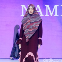 Si.Se.Sa. menggelar fashion show tunggal untuk merilis koleksi terbarunya dalam fashion show bertajuk di Hotel Ritz Calton, Pacific Place, Jakarta, Rabu [6/11/2024]. Koleksi ini ada yang menggunakan bahan dari kulit jagung yang ramah lingkungan.  Foto: Mohammad Abduh/detikcom.