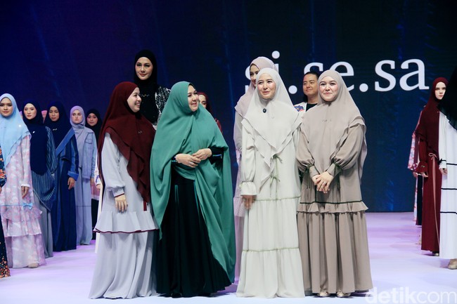 Si.Se.Sa. menggelar fashion show tunggal untuk merilis koleksi terbarunya dalam fashion show bertajuk di Hotel Ritz Calton, Pacific Place, Jakarta, Rabu [6/11/2024]. Koleksi ini ada yang menggunakan bahan dari kulit jagung yang ramah lingkungan. Foto: Mohammad Abduh/detikcom.