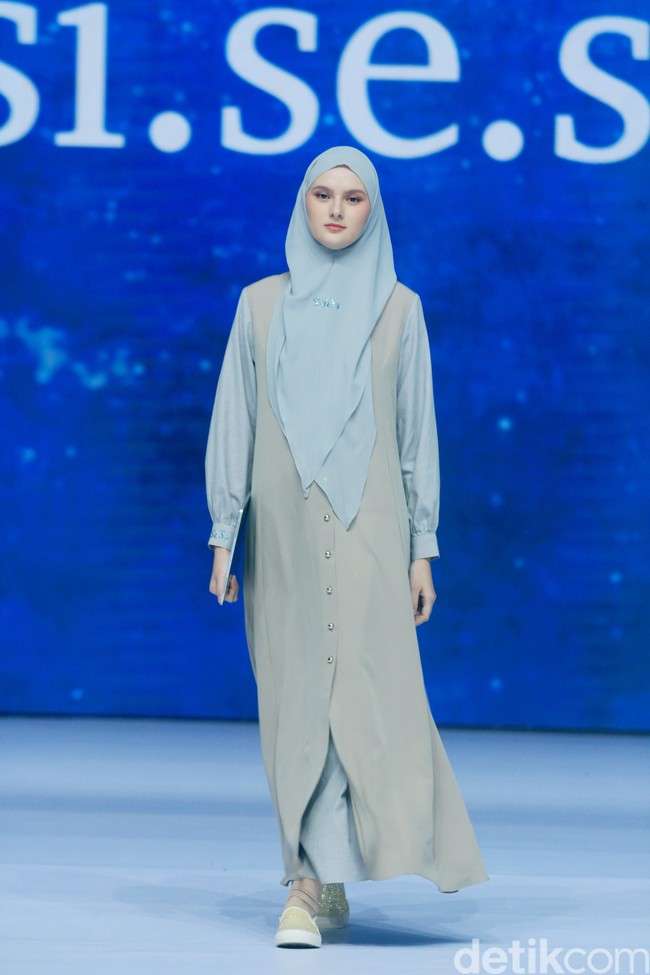Si.Se.Sa. menggelar fashion show tunggal untuk merilis koleksi terbarunya dalam fashion show bertajuk di Hotel Ritz Calton, Pacific Place, Jakarta, Rabu [6/11/2024]. Koleksi ini ada yang menggunakan bahan dari kulit jagung yang ramah lingkungan. Foto: Mohammad Abduh/detikcom.