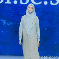Si.Se.Sa. menggelar fashion show tunggal untuk merilis koleksi terbarunya dalam fashion show bertajuk di Hotel Ritz Calton, Pacific Place, Jakarta, Rabu [6/11/2024]. Koleksi ini ada yang menggunakan bahan dari kulit jagung yang ramah lingkungan. Foto: Mohammad Abduh/detikcom.