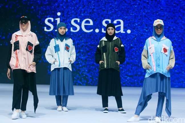 Si.Se.Sa. menggelar fashion show tunggal untuk merilis koleksi terbarunya dalam fashion show bertajuk di Hotel Ritz Calton, Pacific Place, Jakarta, Rabu [6/11/2024]. Koleksi ini ada yang menggunakan bahan dari kulit jagung yang ramah lingkungan. Foto: Mohammad Abduh/detikcom.