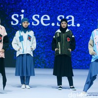 Si.Se.Sa. menggelar fashion show tunggal untuk merilis koleksi terbarunya dalam fashion show bertajuk di Hotel Ritz Calton, Pacific Place, Jakarta, Rabu [6/11/2024]. Koleksi ini ada yang menggunakan bahan dari kulit jagung yang ramah lingkungan. Foto: Mohammad Abduh/detikcom.