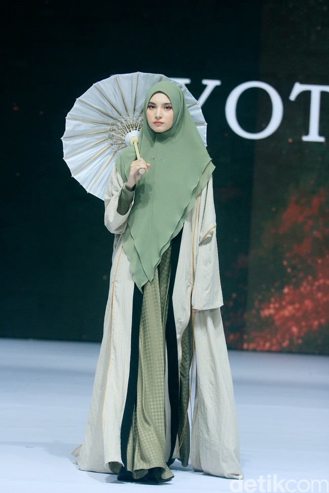 Si.Se.Sa. menggelar fashion show tunggal untuk merilis koleksi terbarunya dalam fashion show bertajuk di Hotel Ritz Calton, Pacific Place, Jakarta, Rabu [6/11/2024]. Koleksi ini ada yang menggunakan bahan dari kulit jagung yang ramah lingkungan. Foto: Mohammad Abduh/detikcom.
