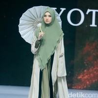 Si.Se.Sa. menggelar fashion show tunggal untuk merilis koleksi terbarunya dalam fashion show bertajuk di Hotel Ritz Calton, Pacific Place, Jakarta, Rabu [6/11/2024]. Koleksi ini ada yang menggunakan bahan dari kulit jagung yang ramah lingkungan. Foto: Mohammad Abduh/detikcom.
